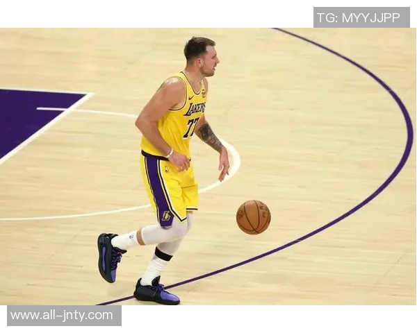 雷迪克期待詹姆斯顺利复出东契奇每日关注训练进展