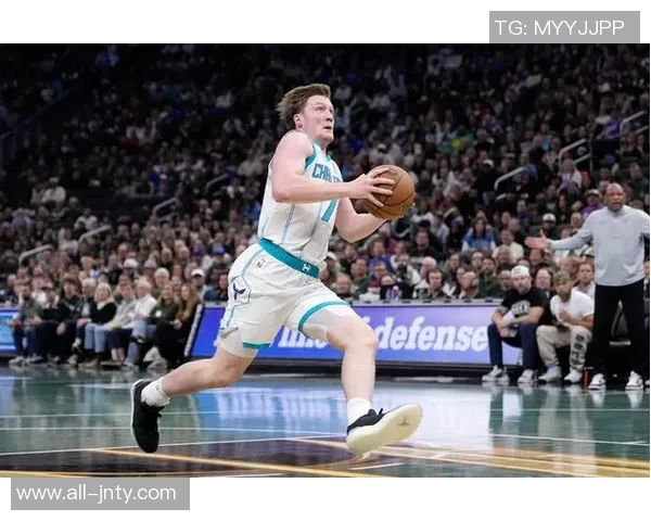 克尼佩尔半场表现出色砍下16分却因崴脚提前离场令人惋惜