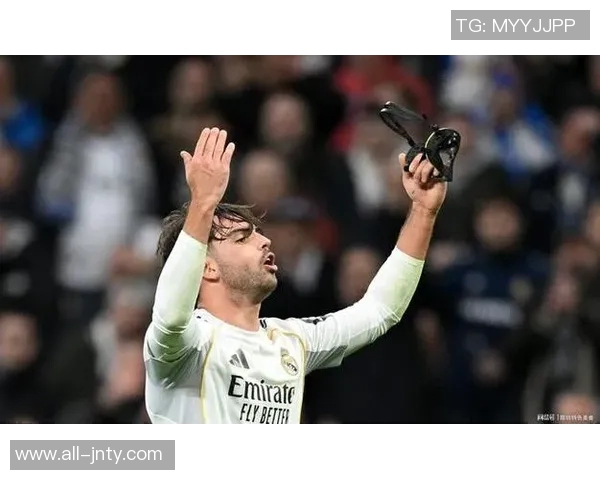 阿森西奥因与队友相撞导致颈部肌肉痉挛皇马将持续观察恢复情况